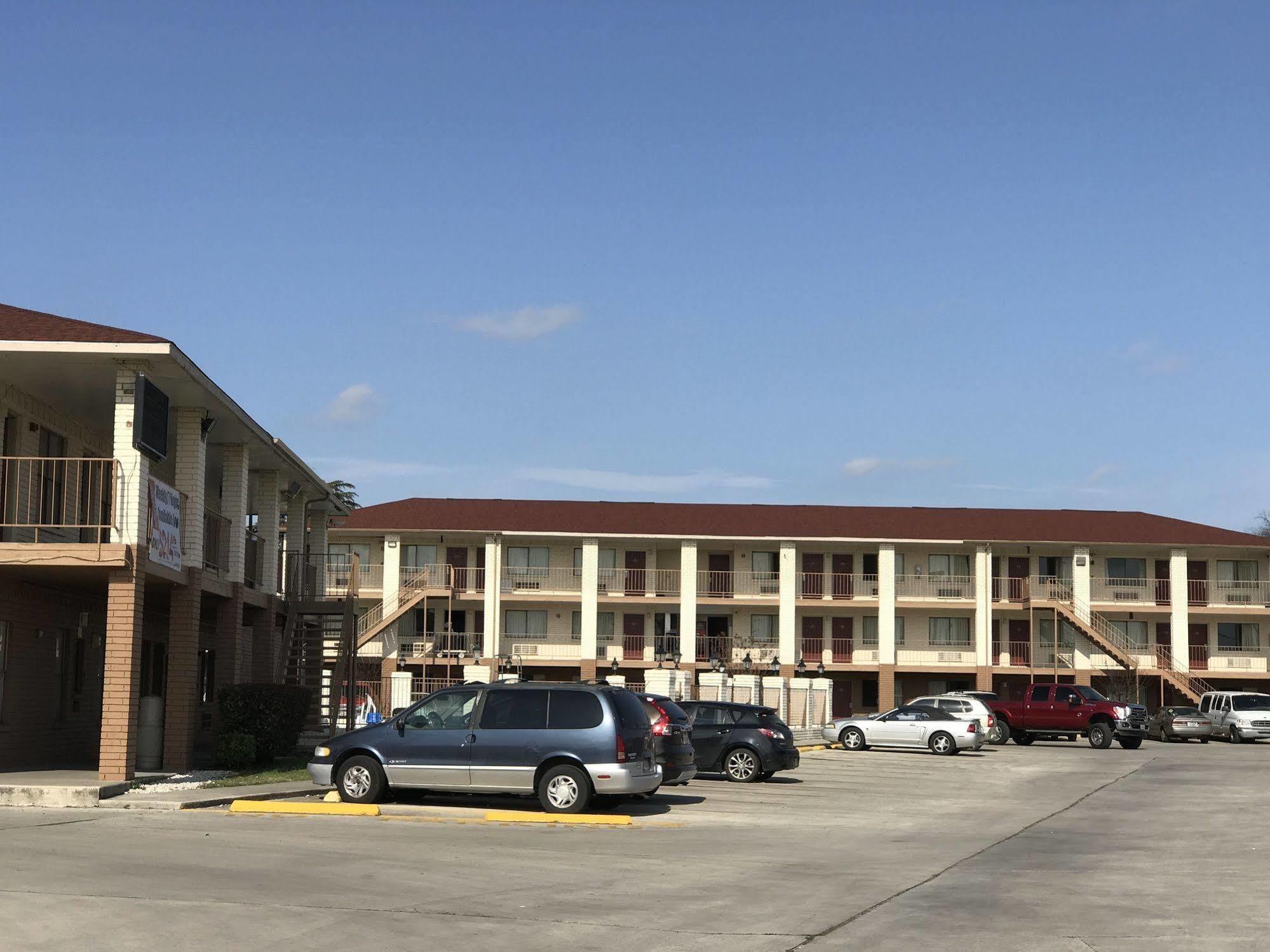 Hometowne Studios By Red Roof San Antonio E - Frost Bank Center Εξωτερικό φωτογραφία